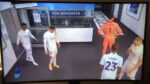 VÍDEO: Benzema pede para não passar a bola a Vinícius Jr.